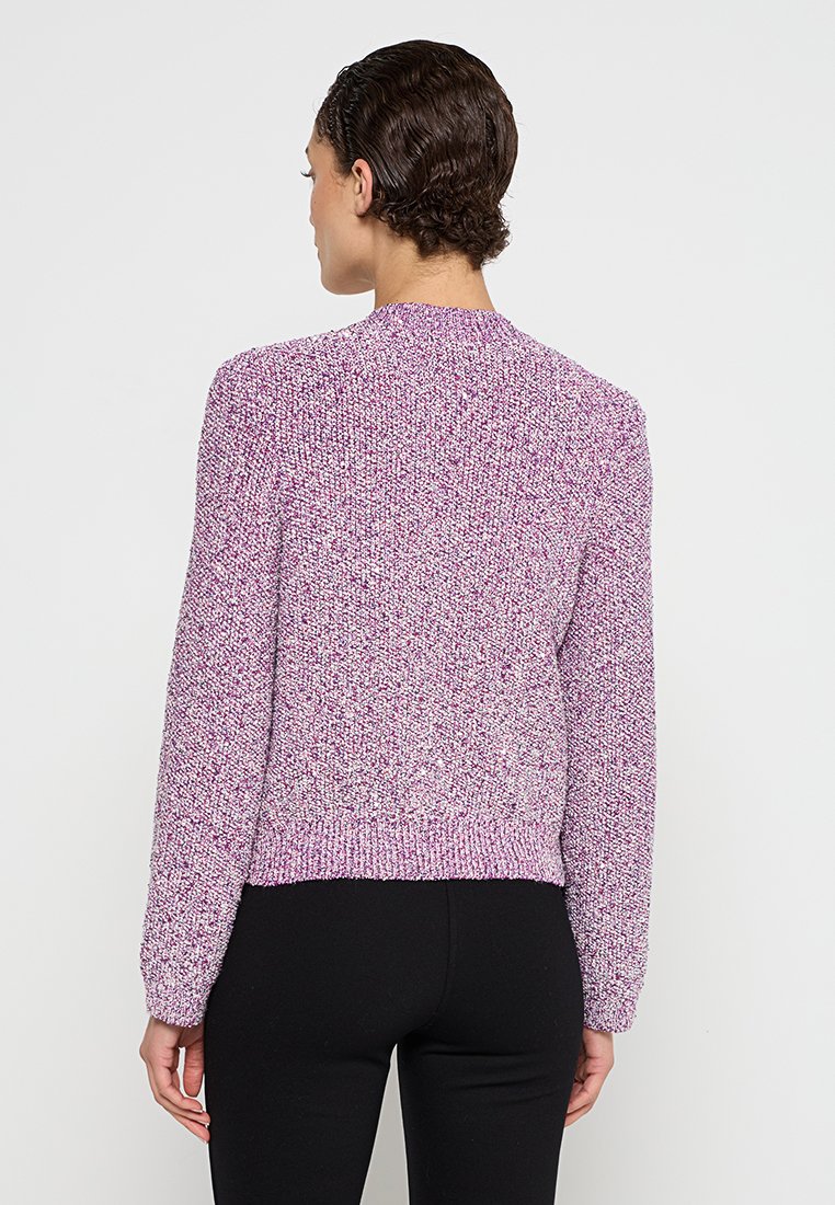 Lila gestrickter Pullover mit einem strukturierten Muster, langen Ärmeln und einer verkürzten Passform. Verfügt über einen gerippten Saum und einen leicht erhöhten Kragen.