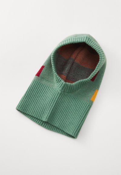Grüne gestrickte Kapuze mit gerippter Struktur, die ein karierter Innenraum in Braun und Rot aufweist, sowie kleine farbige Akzente in Rot und Gelb.