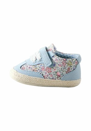 Blå stofsko med blomsterprint, velcrolukning og flettet jutesål. Rund form med blød tekstur og polstret kant.