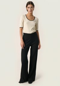 Soaked in Luxury NAIDA TEE - Navadna majica - sandshell