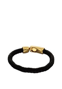 Pulsera de cuero trenzado negra con un cierre de metal tono dorado, que presenta una forma redonda y elegante y una textura suave. Brillo notable en la ferretería.