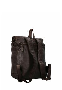 Zaino in pelle marrone con due spallacci, maniglia superiore, scomparto con zip e superficie liscia e strutturata. Design minimalista.