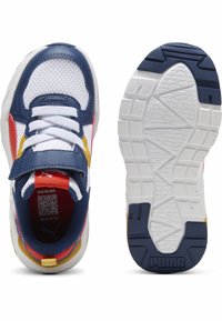 Baskets bleu marine et blanches avec des accents colorés, dotées d'une sangle Velcro et d'un design à lacets. Comprend un motif de semelle visible et un code QR.