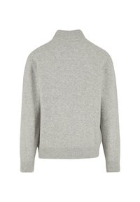 Grijze trui met hoge nek, ribbelmanchetten en -zoom. Gemaakt van zacht materiaal met een gladde structuur. Minimalistisch ontwerp, geen zichtbare patronen.