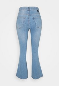 Ljusblå utsvängda jeans i denim med hög midja, två bakfickor och sömnadsdetaljer vid fållarna.