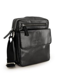 Sort læder crossbody taske med lynlåsåbning og foran flaplomme, prydet med sølvhardware og en vævet rem. Glat overflade.