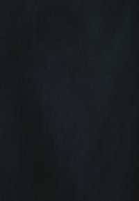 Tessuto blu navy con una sottile trama a righe diagonali, che offre una superficie liscia e una distribuzione uniforme del colore. Sottile e leggero.