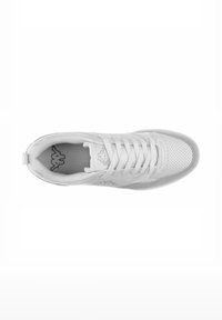Zapatilla blanca con materiales de cuero y ante, que presenta detalles perforados, cordones planos, un cuello acolchado y una suela texturizada.
