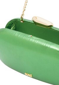 Grön satinclutch med ett guldspänne. Har en texturerad yta, en kedjestropp och en liten präglad logotyp vid basen.
