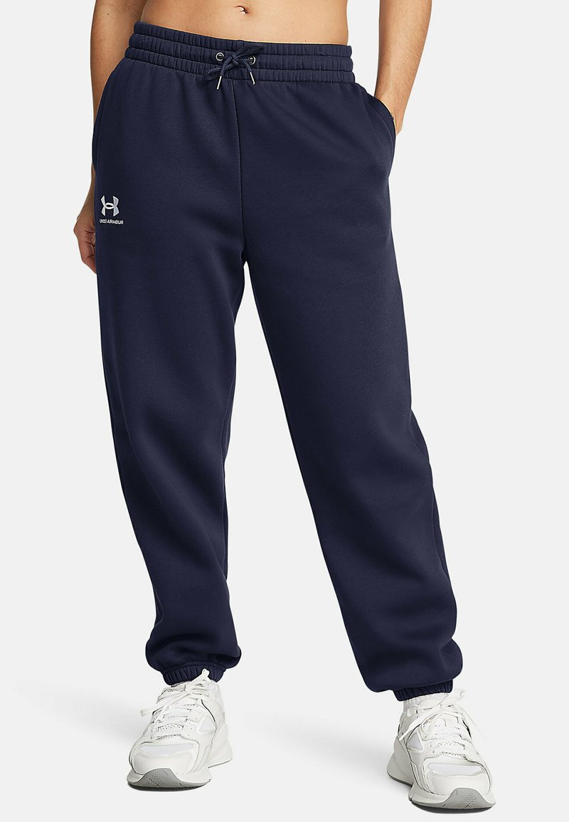Modré jogger nohavice vyrobené z jemnej látky s elastickým pásom, nastaviteľnou šnúrkou a vreckami; na ľavom stehne sa nachádza biele logo.