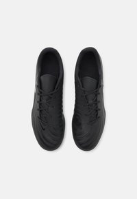 Černé sportovní boty s hladkým koženým svrškem, strukturovanými zaoblenými vzory a šněrováním. Obsahují polstrované černé stélky.