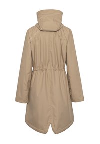 Beige vattentät parkas med dragsko i midjan, huva och långa ärmar. Slät textur och rundad fåll bak.
