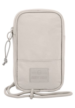 Kleine rechthoekige lichtgrijze stoffen crossbodytas met ritssluiting en verstelbare riem, "Johnny Urban" logo patch aan de voorkant.