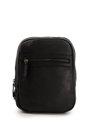 Černý kožený batoh s hladkým povrchem, zaoblenými rohy, přední kapsou na zip a vyraženým logem. Disponuje odolným šitím a kovovými prvky.