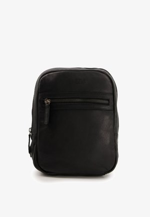 Černý kožený batoh s hladkým povrchem, zaoblenými rohy, přední kapsou na zip a vyraženým logem. Disponuje odolným šitím a kovovými prvky.