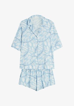 Jasnoniebieska koszula na krótkie rękawy zapinana na guziki oraz dopasowane szorty z elastyczną talią, ozdobione białym i granatowym abstrakcyjnym wzorem liści.