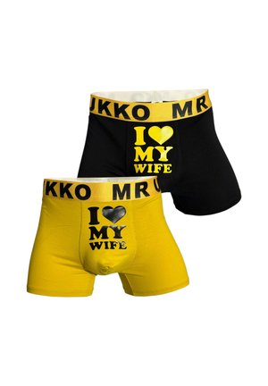 Due paia di boxer, uno nero e uno giallo, ciascuno con una fascia in vita gialla e la scritta "I love my wife" sul davanti.