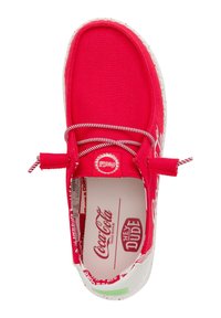 Scarpa slip-on in tela rossa con motivi a logo bianchi, lacci a contrasto e suola testurizzata. All'interno presenta un'etichetta di marca e una fodera liscia.