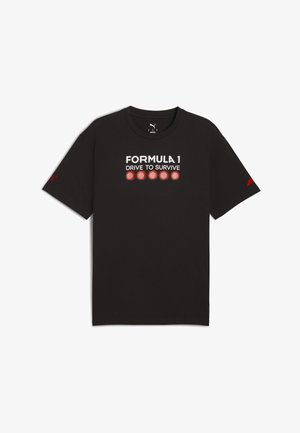 Must-valge T-särk, mis on valmistatud puuvillast, hõlmab valget teksti "FORMULA 1 DRIVE TO SURVIVE" punaste aktsentidega ning logoga varruka peal.