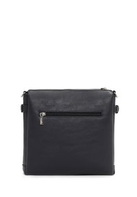 Svart läder crossbody-väska med dragkedjeförsett lock, frontficka och justerbar rem. Slät yta, minimalistisk design, silverfärgade detaljer.