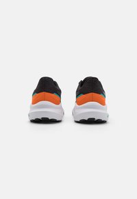 Baskets noires de sport avec des accents orange et turquoise, tige texturée, semelle intermédiaire rembourrée et semelle extérieure en caoutchouc noir. Vue de l'arrière.