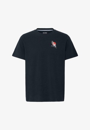 Maglietta nera a maniche corte con un piccolo disegno astratto di un uccello bianco e rosso e un sole sulla parte sinistra del petto.