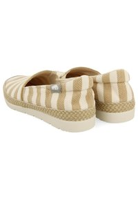 Zapatos slip-on a rayas en beige y crema, con una entresuela de yute trenzado y un respaldo acolchado. Tela texturizada con un acabado suave.
