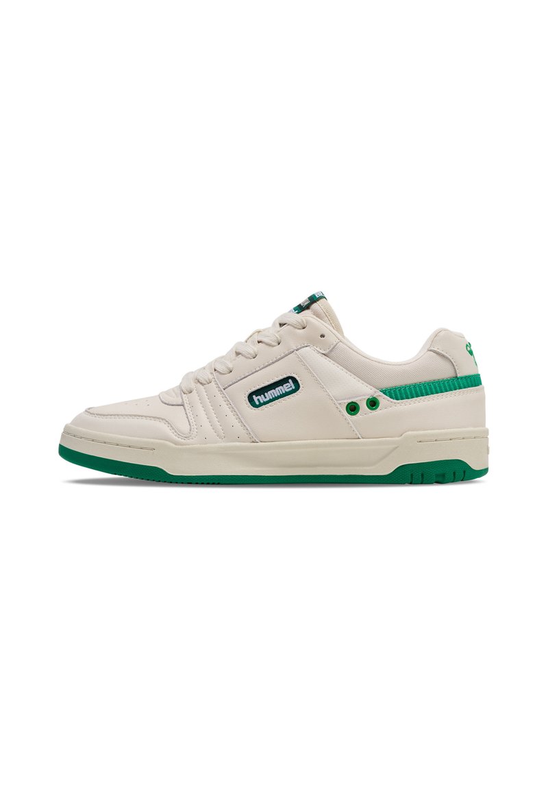 Weiße Ledersneaker mit grünen Akzenten und einer strukturierten Ferse. Verfügt über ein gestepptes Design und ein Logo-Patch an der Außenseite.