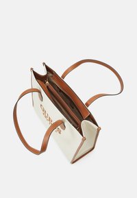 Sac fourre-tout en toile couleur écru avec des accents en similicuir marron. Comprend deux poignées, un compartiment principal et une poche intérieure zippée.