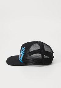 Boné preto com uma rede na parte de trás, apresentando um gráfico azul de uma mão com a boca aberta na frente e uma aba curvada.
