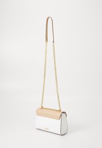 Bolso sintético blanco con una solapa superior beige, cuenta con una correa de cadena dorada y un patrón texturizado en el cuerpo; forma rectangular.