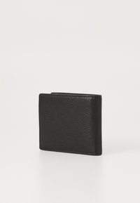 Schwarze Lederbörse mit strukturiertem Finish. Gefaltetes Design, rechteckige Form, mit abgerundeten Ecken und minimalen Nähdetails.