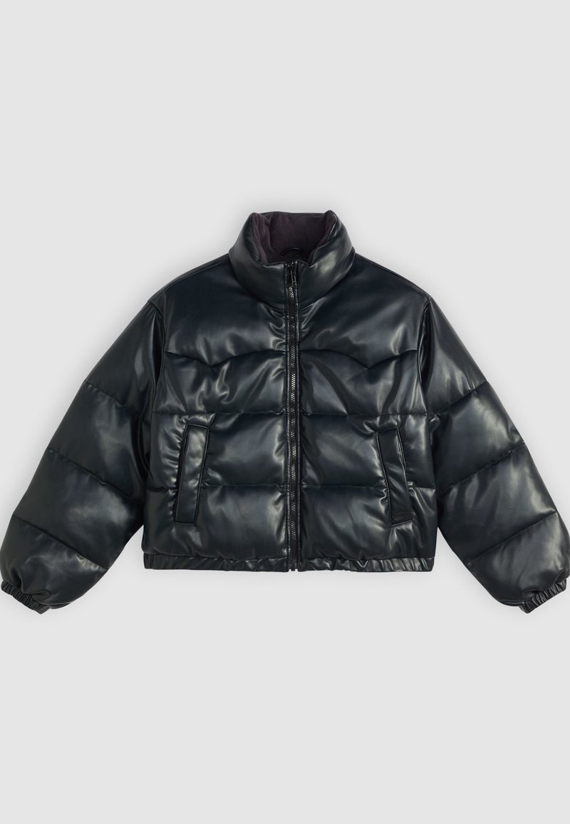 Giacca puffer nera corta con finitura lucida, colletto alto, chiusura con zip e due tasche laterali; presenta polsini elasticizzati e un design imbottito.