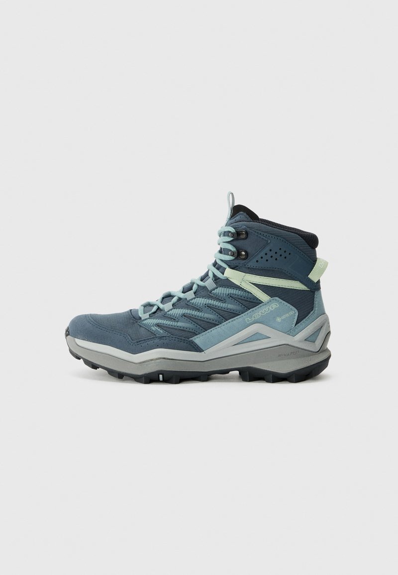 Bota de caminhada à prova de água em azul escuro e verde menta. Apresenta parte superior em camurça texturizada e sintética, fecho de atacadores, colarinho acolchoado e sola robusta.