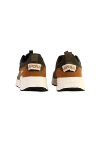 Sneaker verde e marrone con colletto imbottito, suola intermedia bianca e marchio “KAPORAL” sul retro. Tessuto testurizzato e suola in gomma.