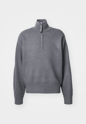 Maglione grigio a pullover realizzato in tessuto morbido, con una zip frontale a mezza lunghezza, colletto alto e polsini e orlo a costine per una vestibilità rilassata.