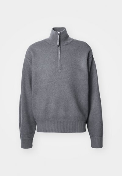 Sweater cinza feito de tecido suave, com fecho de meia-zíper na frente, gola alta e punhos e barra canelados para um ajuste descontraído.