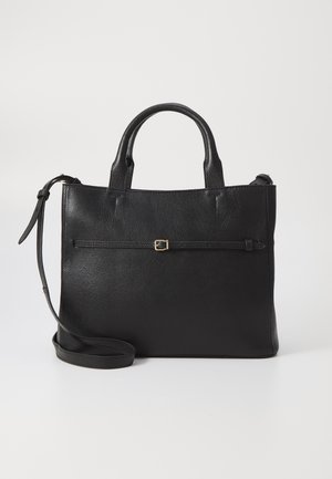 Borsa tote in pelle nera con superficie testurizzata, doppie maniglie, tracolla staccabile e una fibbia dorata decorativa sulla parte frontale.