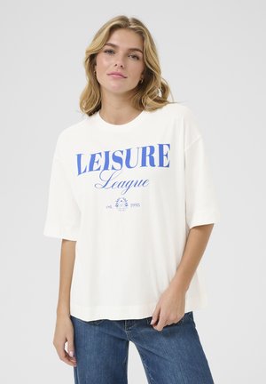 T-shirt blanc oversize avec le texte "LEISURE League" imprimé en bleu, encolure ronde et manches courtes. Associé à un jean en denim bleu.