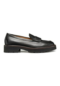Mocassino in pelle nera con superficie testurizzata, punta arrotondata e suola spessa in gomma nera. Presenta un'accentuazione cucita sopra l'arco del piede.