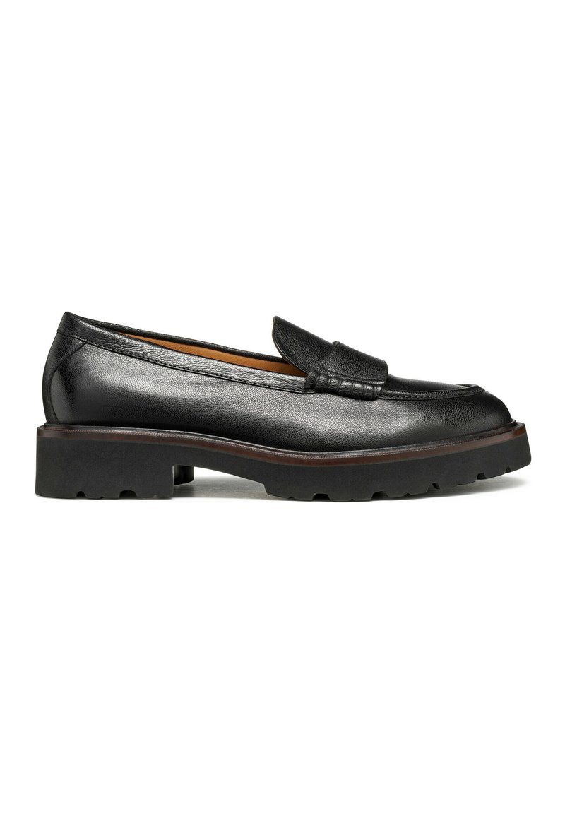 Mocassino in pelle nera con superficie testurizzata, punta arrotondata e suola spessa in gomma nera. Presenta un'accentuazione cucita sopra l'arco del piede.
