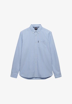 Lichtblauw overhemd met lange mouwen, witte verticale strepen, een borstzak aan de voorkant en een kraag.