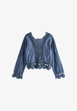 Blaue bestickte Bluse mit langen Ärmeln, gewelltem Saum und Spitzenakzenten am Ausschnitt und an den Ärmeln. Gefertigt aus leichtem Stoff.