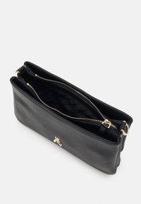 Clutch bag in pelle nera con finitura testurizzata, dotata di dettagli dorati, due scomparti con cerniere e un motivo decorativo a forma di ape.