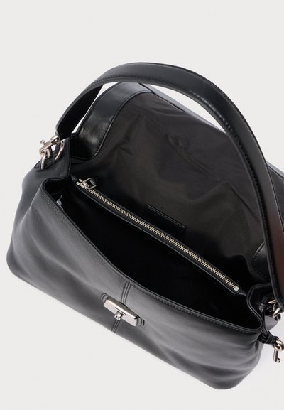 Sort læderhåndtaske med et struktureret design. Har sølv hardware, en justerbar rem og en lynlåslomme indeni.