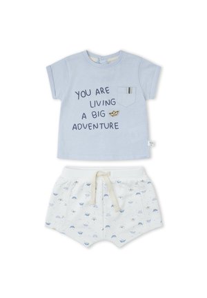 Conjunto para bebé con camiseta de manga corta azul claro con la inscripción "VIVES UNA GRAN AVENTURA" y pantalones cortos blancos con pequeños dibujos de barcos.