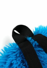 Borsa di tessuto blu e soffice con manici in nylon neri. Presenta una texture morbida e una forma arrotondata, particolarmente evidente nella parte superiore dove si attaccano i manici.