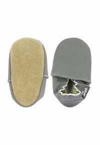 Graue, weiche Lederschuhe für Babys mit einer Wildledersohle. Elastischer Einstieg für einfaches Anziehen, mit weißen Nähten und einem Logosticker.