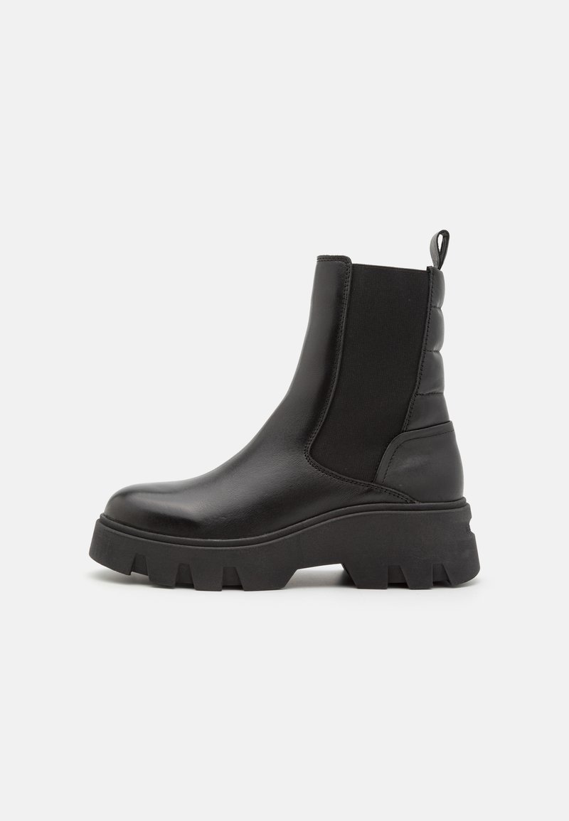 Bottine noire en cuir avec semelle épaisse crantée, panneau latéral élastique, talon matelassé et languette au talon.