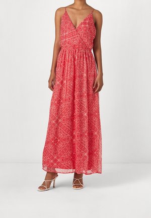 Longue robe maxi rouge avec un col en V, des bretelles fines et un design portefeuille. Présente un motif cachemire et un tissu fluide et léger.